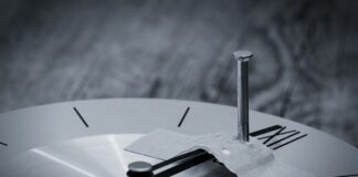 Czym przykleić ozdoby do tortu?