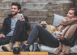 Jak usunąć stare plamy z kanapy?